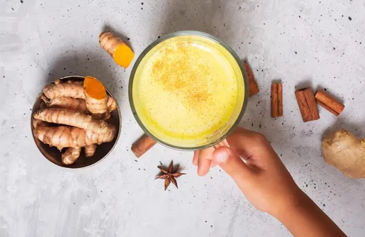Ginger Turmeric Drink: सुबह-सुबह अदरक और हल्दी के पानी का करें सेवन, मिलेगें ये स्वास्थ्य लाभ