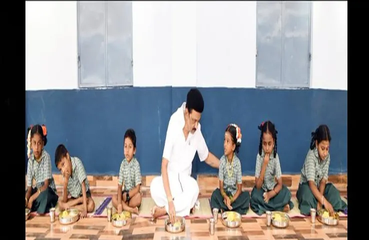 Tamil Nadu Breakfast Scheme: मुख्यमंत्री स्टालिन ने बच्चों को खाना परोसा और खाया, किया नाश्ता योजना का विस्तार