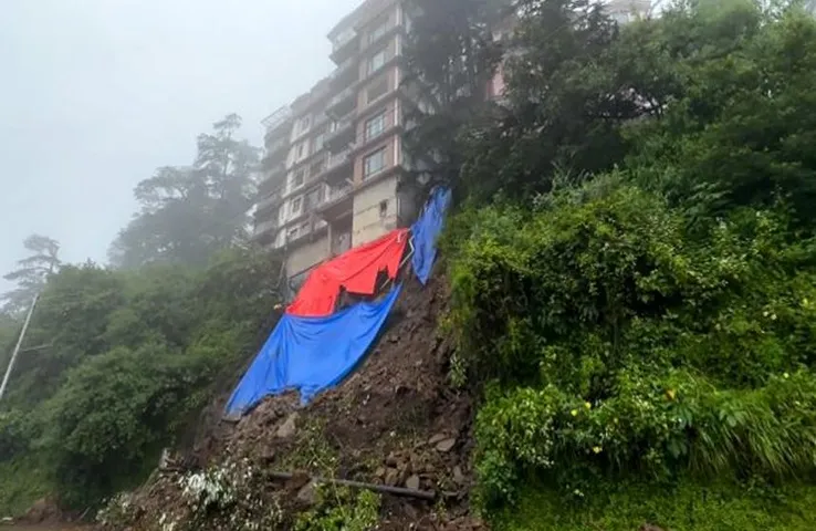 Himachal Pradesh Rain: मंडी में बादल फटने से देखते-देखते गिरे घर, हादसे में 50 से अधिक फंसे लोगों को बचाया