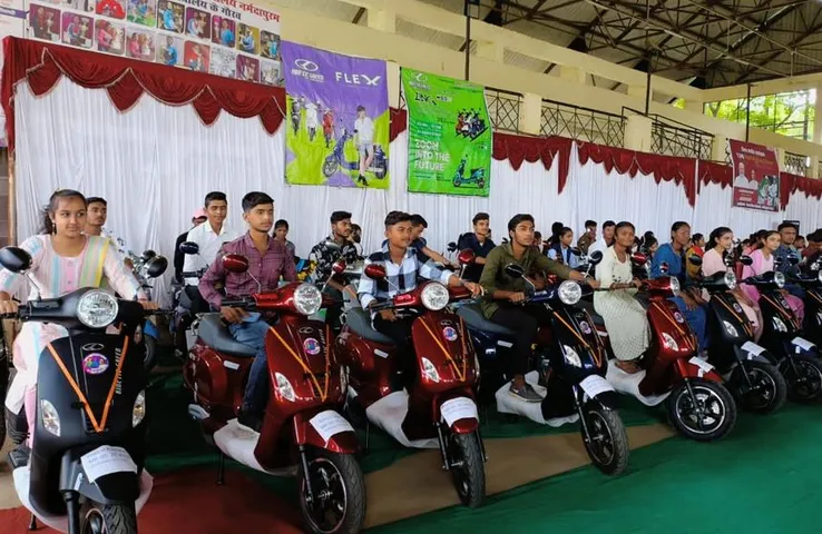 Electric Two Wheeler: काइनेटिक ग्रीन ने मध्यप्रदेश सरकार को भेंट किए इलेक्ट्रिक वाहन, जानें पूरी खबर