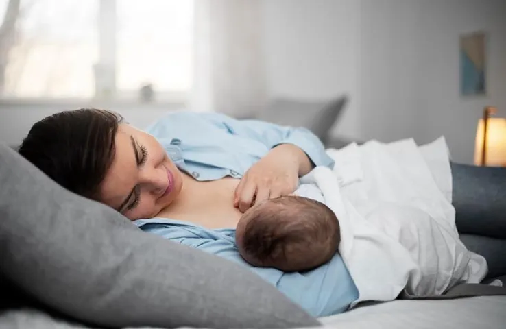 Side Effects Of Breastfeeding Lying Down: क्या आप भी बच्चे को लिटाकर करवट लेकर पिलाती है दूध, जानें इसके साइड इफेक्ट