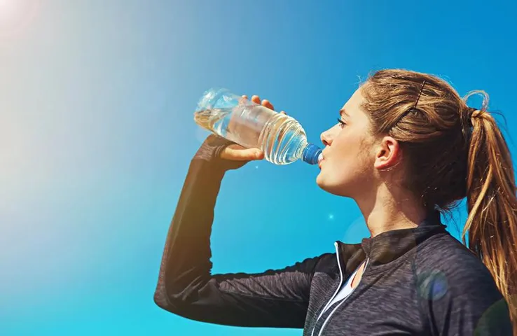 Water Toxicity: क्या होती है वाटर टॉक्सिसिटी और इसके लक्षण, एक दिन में कितना पानी पीना होता है सही