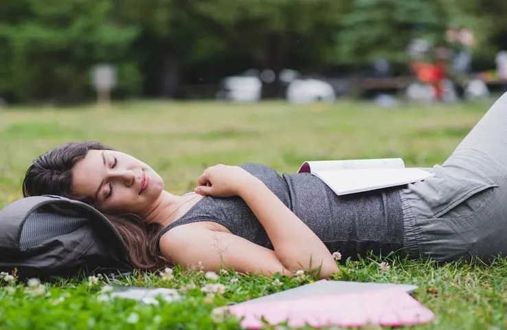 Sleeping Ground Benefits: क्या जमीन पर सोने से सेहत को मिलते है फायदे, जानिए इसके बारे में