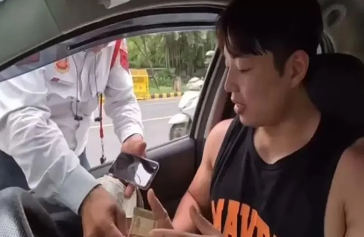 Delhi Constable South Korean Bribe: कोरियन यूट्यूबर से कॉन्स्टेबल ने हड़पे 5 हजार रूपए, वीडियो वायरल