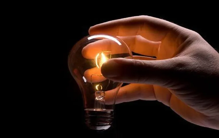 क्या आप बार-बार बिजली कटौती से हैं परेशान? आपको मिल सकता है मुआवजा, जानें क्या हैं नियम?