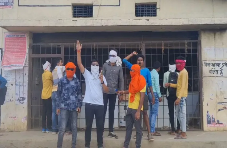 Ambikapur News: पूरी बोतल गटकने के बाद भी नशा नहीं हो रहा, मिलावट का आरोप लगा शराब के शौकीनों ने काटा बवाल