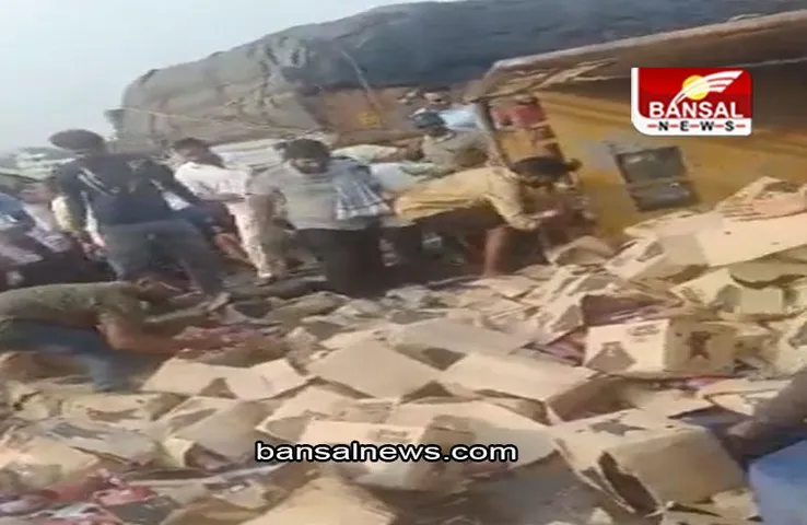 Andhra Pradesh: जब रोड पर पड़ी बीयर की बोतलें चुराने के लिए उमड़ी भीड़, जानिए मामला