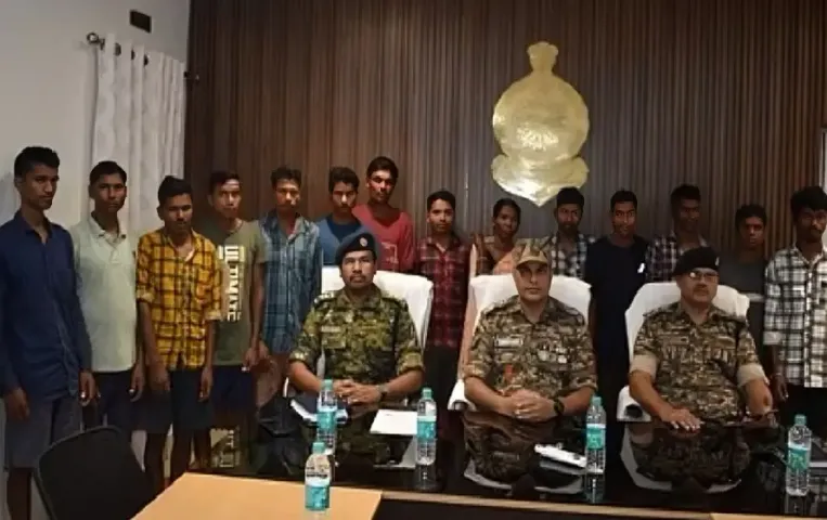 Bijapur Naxal Surrender: 14 नक्‍सलियों ने किया सरेंडर, 1 लाख की इनामी KAMS अध्यक्ष भी शामिल