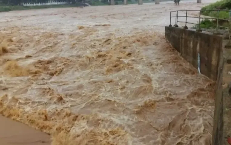 छत्तीसगढ़ में बारिश ने मचाई तबाही: बलरामपुर में टूटा स्टॉप डेम, ग्रामीणों को सुरक्षित स्थानों पर पहुंचाया