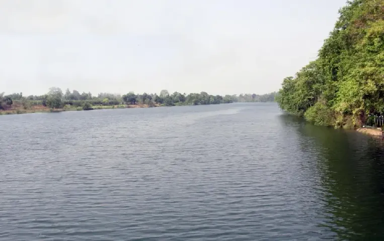 बारिश में टापू बने छत्तीसगढ़ के ये 30 गांव: जिंदगी दांव पर लगाकर ग्रामीण लाते हैं राशन; 77 सालों से हैं ऐसे हालात