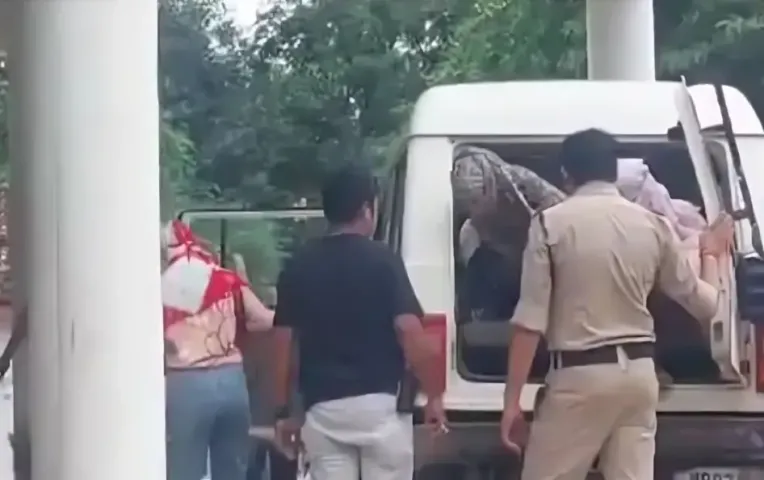 Sex Racket: दमोह के होटल जायसवाल टॉवर में चल रहे सेक्स रैकेट का पर्दाफाश, 3 लड़कियों के साथ 3 लड़के गिरफ्तार