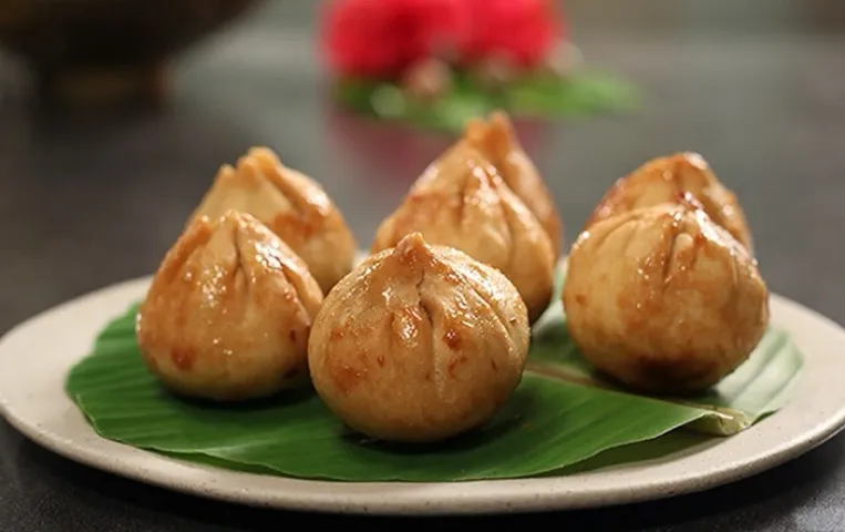 Ganesh Chaturthi Fried Modak: गणेश चतुर्थी के लिए इस तरह तैयार करें विघ्नहर्ता का पसंदीदा मोदक, यहां से देखें रेसिपी