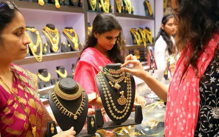 Indore Mandi Bhav: मध्य प्रदेश में सोना-चांदी हुए सस्ते, यहां चेक करें आज का ताजा भाव