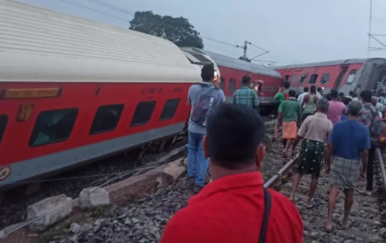 Jharkhand Train News: झारखंड के चक्रधरपुर में हावड़ा-मुंबई एक्सप्रेस हादसे का शिकार, पटरी से उतरे 18 डब्बे, कई लोग घायल