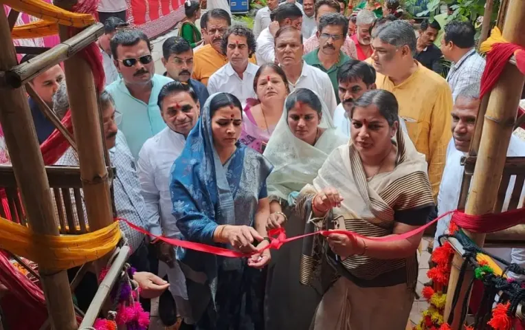 PM कॉलेज ऑफ एक्सीलेंस शुरू: खंडवा विधायक ने पहले फीता काटा फिर दिया एग्जाम, कहा- पढ़ने की नहीं होती कोई उम्र