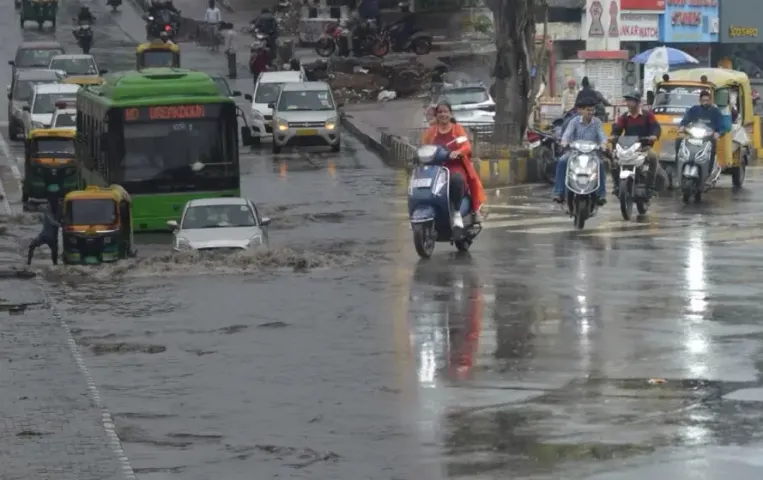 Monsoon News 2024: दिल्ली से बिहार तक सावन में मानसून ने बदले तेवर, देहरादून में भारी बारिश के कारण स्कूल बंद