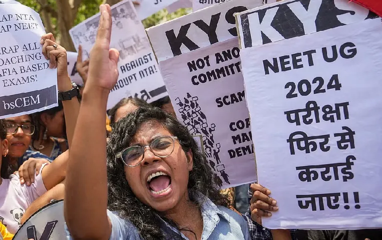 NEET Paper Leak Case: झारखंड में CBI की बड़ी कार्रवाई, रांची RIMS की छात्रा को हिरासत में लिया; पूछताछ जारी