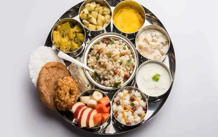 Sawan Falhar Recipe: सावन सोमवार के व्रत के लिए साबूदाने से तैयार करें टेस्टी फलहार, फॉलो करें ये रेसिपी