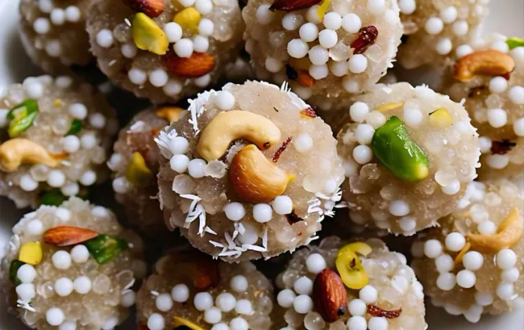 Sawan Mahina 2024: सावन के महीने में फलहार के लिए बनाएं स्वीट और हेल्दी साबूदाने के लड्डू, व्रत में भी रहेंगे स्वस्थ