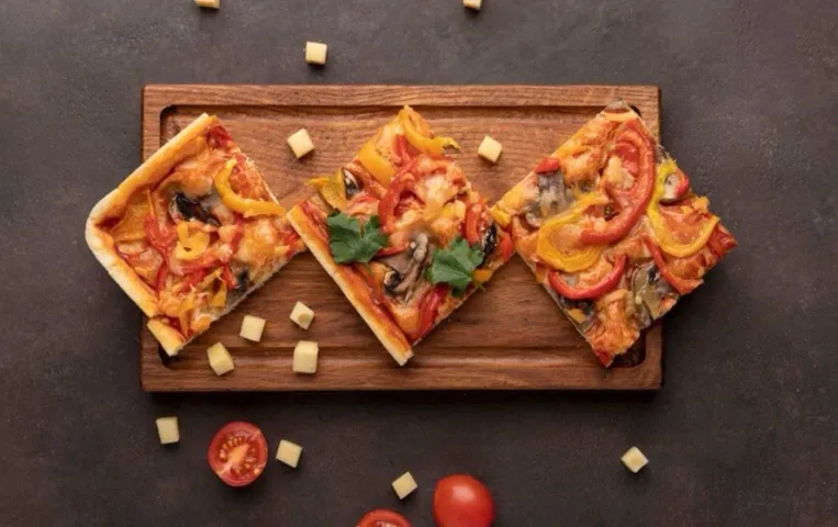 Tasty Pizza Toast Recipe: अचानक पिज़्ज़ा खाने की लगती है तलब तो झटपट तैयार करें टेस्टी पिज़्ज़ा टोस्ट, ये रही रेसिपी