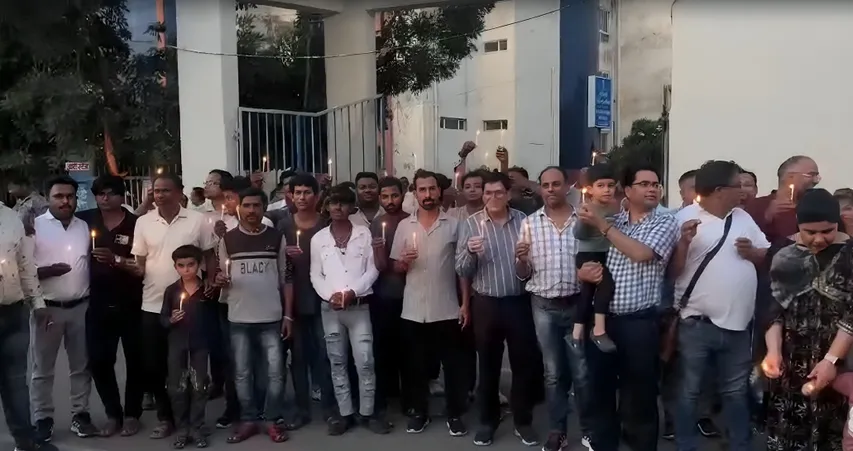 आवारा कुत्तों से दहशत में है इस जिले के डॉक्टर: इलाज छोड़ अस्पताल से डॉग भगा रहे डॉक्टर, परेशान होकर निकाला कैंडल मार्च