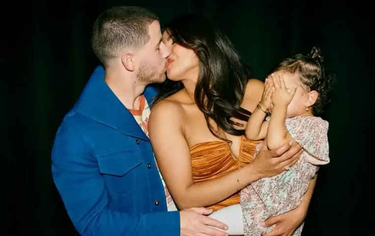 Priyanka Chopra: प्रियंका और निक ने किया किस, शर्मा गई बेटी मालती, प्रियंका चोपड़ा ने शेयर कीं फैमिली फोटोज!