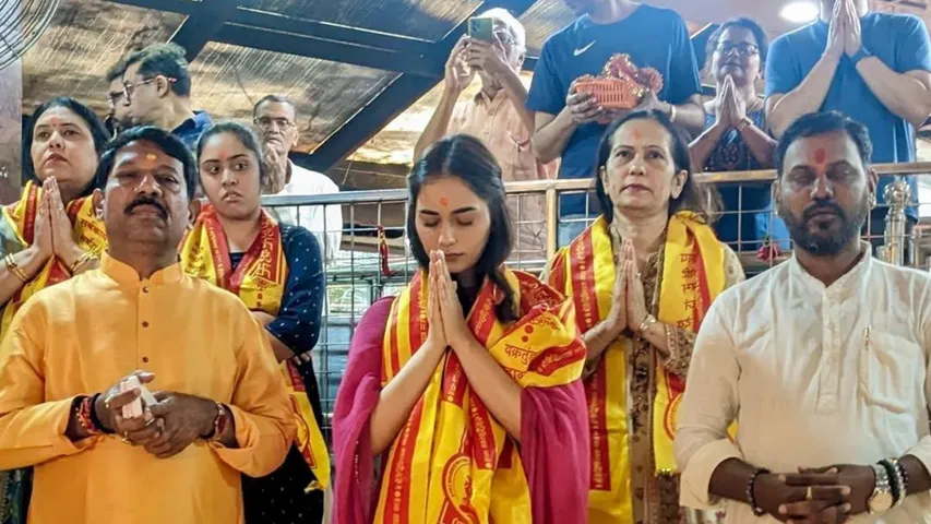 Manushi Chhillar Seeks Ganapati Bappa's Blessings for 2025