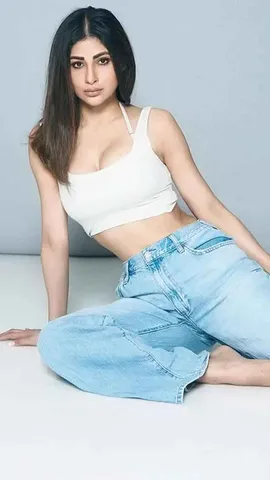 Mouni Roy (10)
