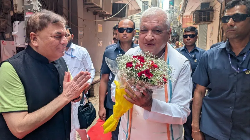 Hon'ble Governor Arif Mohammad Khan visits Pradeep Sardana's house to congratulate him on his 50 years in journalism