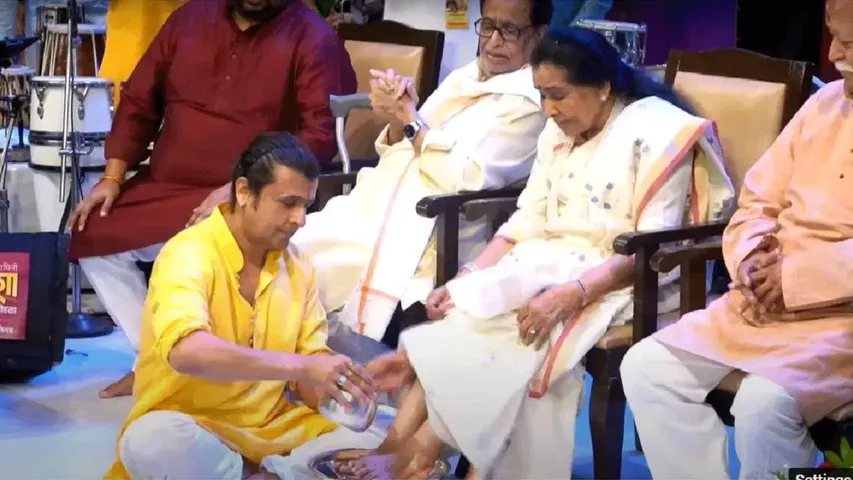Sonu Nigam Washes Asha Bhosle's Feet, Receives Blessings with Folded Hands