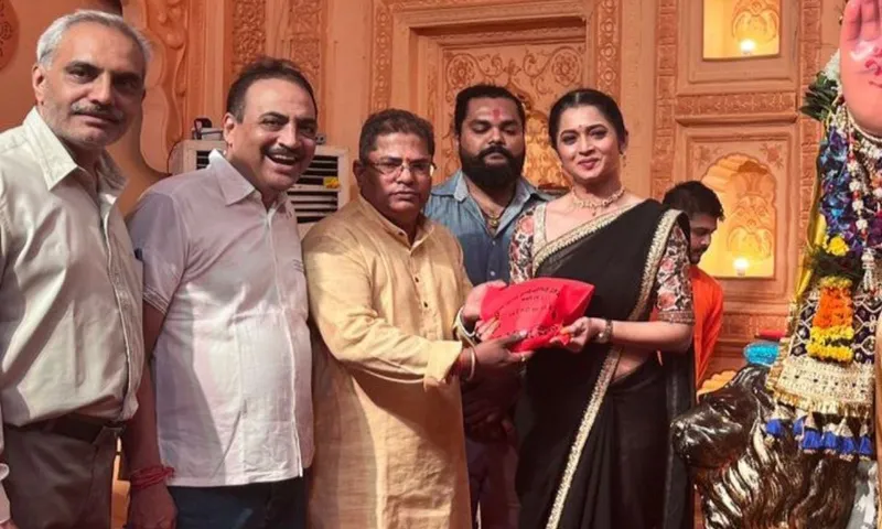 Actress Ekta Tiwari Visits Andhericha Raja to Seek Blessings