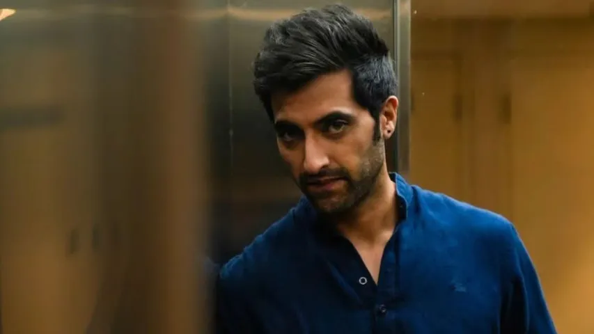 Akshay Oberoi committed to his Resident