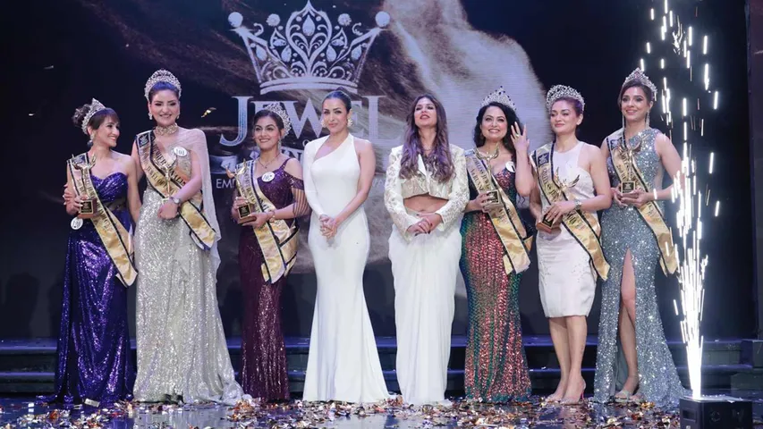 Malaika Arora & Narifirst Aikta Sharma present the Jewel of India Trophy to Dr. Rupinderkaur Khera & Eesha Agarwal (2).jpg
