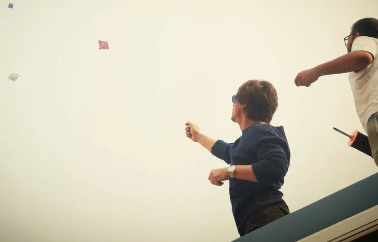 SHAH RUKH KHAN CELEBRATES MAKAR SANKRANTI BY FLYING KITES ON THE SETS OF 'ZERO'
