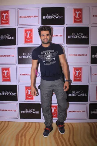 Kill the curiosity of Maniesh Paul’s intrigued look in Black Briefcase
