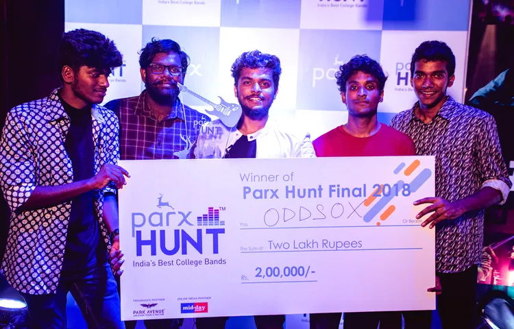 Mr. Gautam Hari Singhania and Mrs Singhania awarding the winners at Parx Hunt 2018 Grand Finale in Mumbai