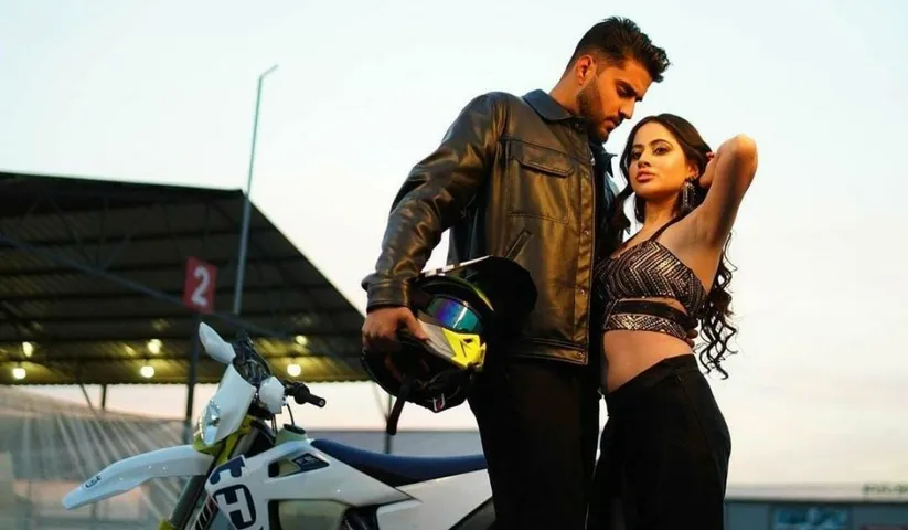 Urfi Javed and lndo-Canadian singer Kunwarr set the screens on fire with their sizzling chemistry in 'Befikra', fans are going gaga over the pair