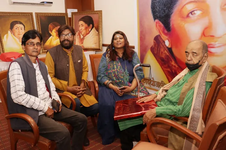 LATAJI KO PHIR JANAM LENE KI BILKUL KHWAISH NAHI THI , AUR LATA MANGESHKAR KAR BANKAR PHIR JANAM LENE KA KOI LOBH BHI NAHI THA , LEKIN UNN LOGO KA KYA KAHE JO UNKO ABHISE PUNAR JANAM DE RAHE HAI? BY ALI PETER JOHN