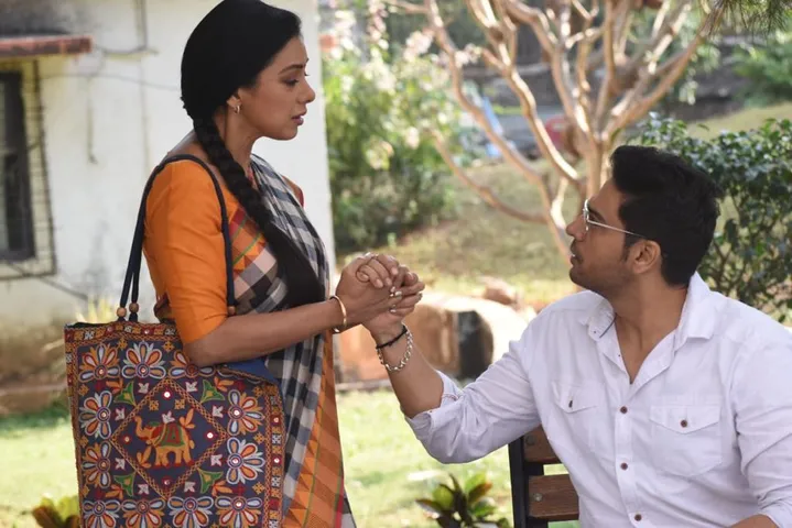 Anupamaa takes Anuj to her home