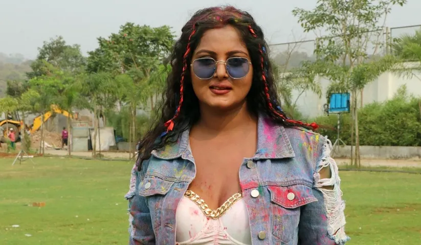 Bhojpuri actress Anjana Singh will dance to peppy tunes in a beautiful Holi music video single