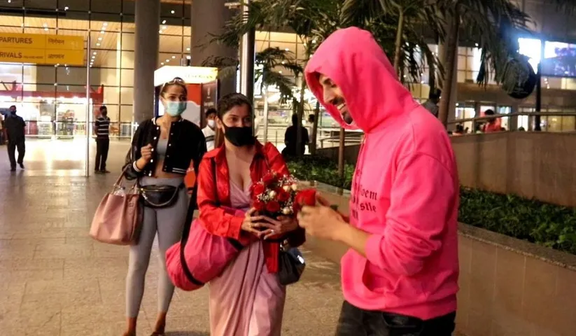 Kartik Aryan's female fans were seen running after him with roses