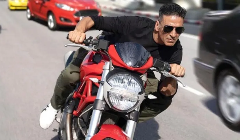 Akshay opens up about his first collaboration with Rohit Shetty, and shooting for chartbusters ‘Tip Tip Barsa Paani’ and ‘Aila re Aila’