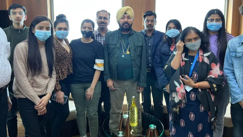King of Pop Daler Mehndi Meets Students Evacuated from Ukraine At Udaipur Airport, Lauds PM Modi For Rescue