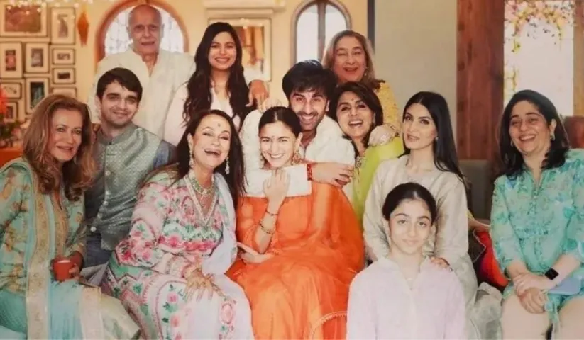 An unseen picture of Bhatt and Kapoor family is going viral on social media