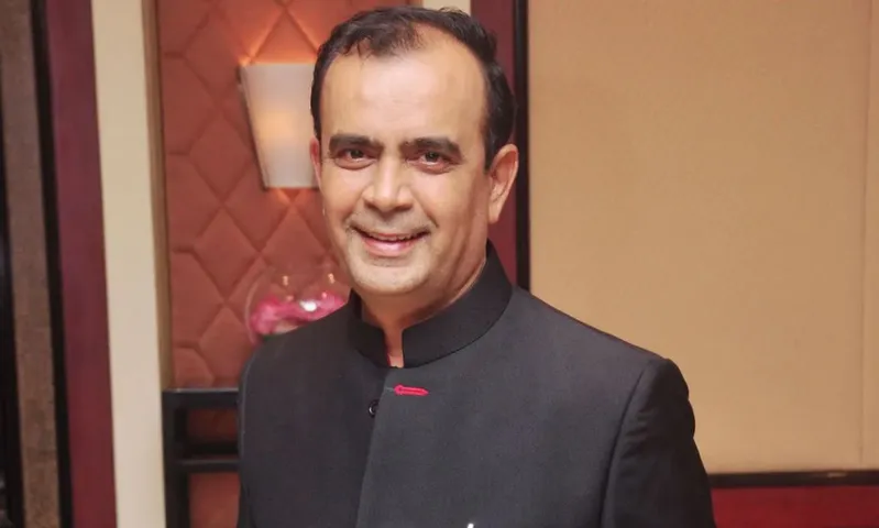 Salman Khan, Varun Dhawan & Ananya Pandey Felicitate Dr. Yogesh Lakhani For His Contribution To The Hindi Film Industry