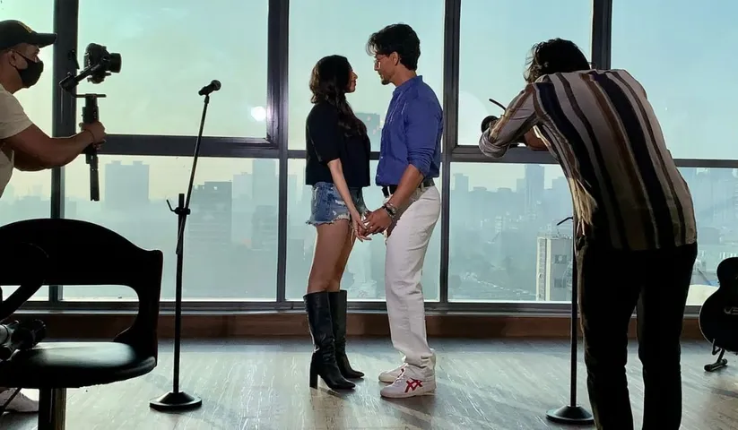 Tiger Shroff’s Co-Singer Raveena Mehta’s to be the voice of Mansi Bagla’s new Ruskin Bond anthology ‘Falling in Love Again’.