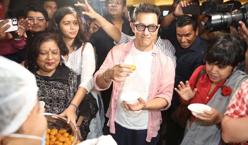 Aamir Khan gets spotted at the preview of the film 'Lal Singh Chaddha', ate Panipuri with the fans