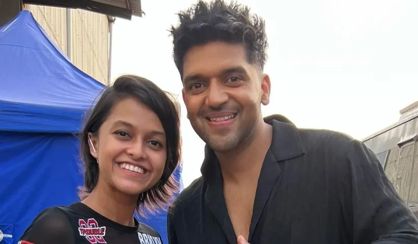 International singing sensation and Manike Mage Hithe fame ,Yohani Drops in a big surprise for all her fans posting a picture with singer Guru Randhawa!