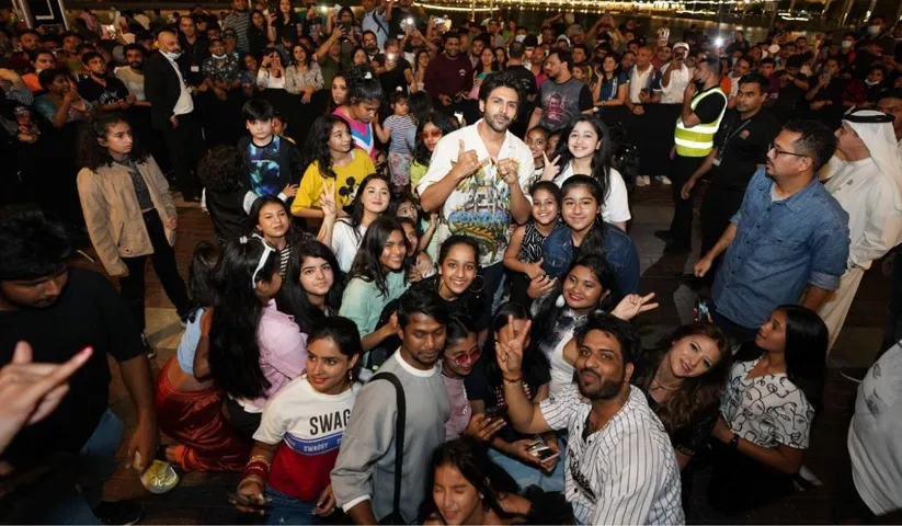 Kartik Aaryan shakes leg with fans at the world famous fountain area in Dubai Mall for Bhool Bhulaiyaa 2 title track