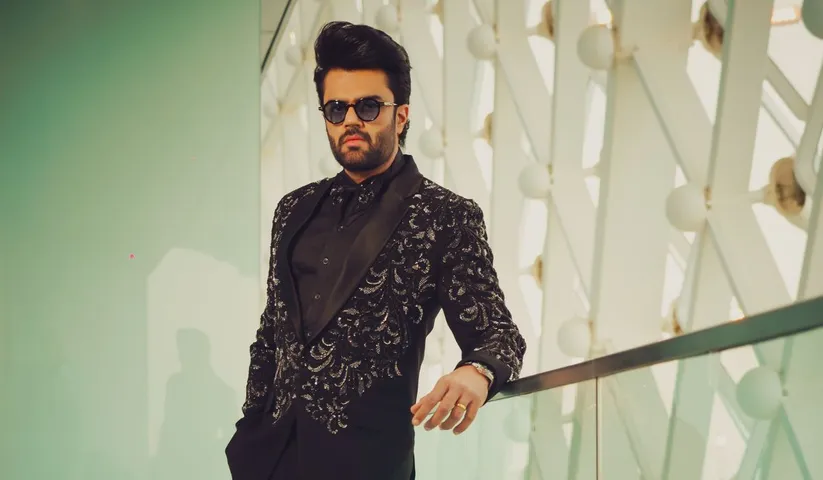 Manish Paul spotted wearing H2 Bharat Reshma at IIFA 2022,